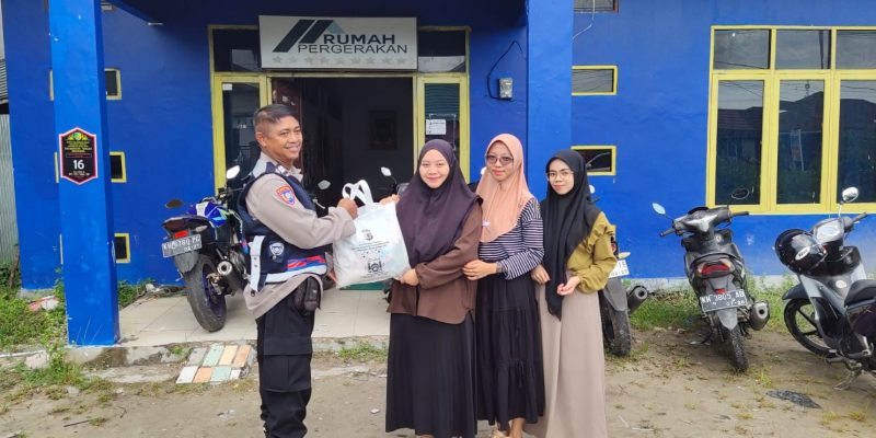 Bersama Mahasiswa, Polsek Sabangau Salurkan Baksos Polda Kalteng Jelang Ramadan di Sabaru
