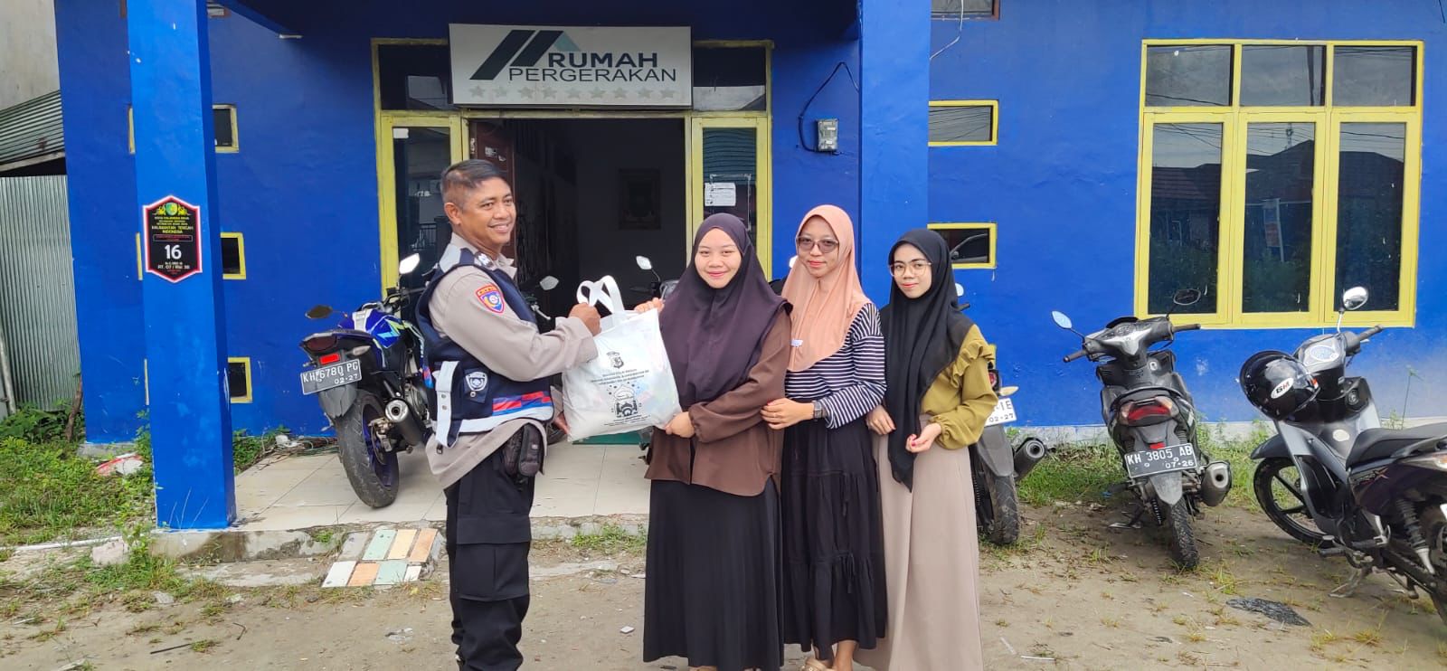 Bersama Mahasiswa, Polsek Sabangau Salurkan Baksos Polda Kalteng Jelang Ramadan di Sabaru