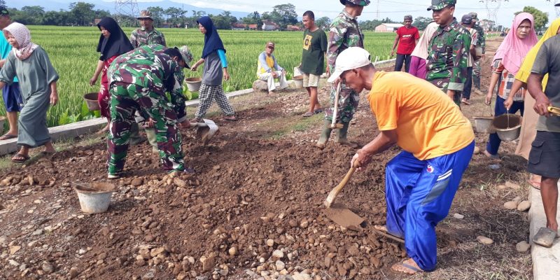 Semangat Gotong Royong, Ibu-Ibu Angkut Tanah Dilokasi TMMD Sengkuyung Tahap I Desa Cepagan