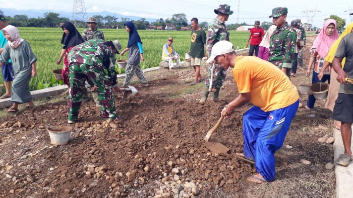 Semangat Gotong Royong, Ibu-Ibu Angkut Tanah Dilokasi TMMD Sengkuyung Tahap I Desa Cepagan