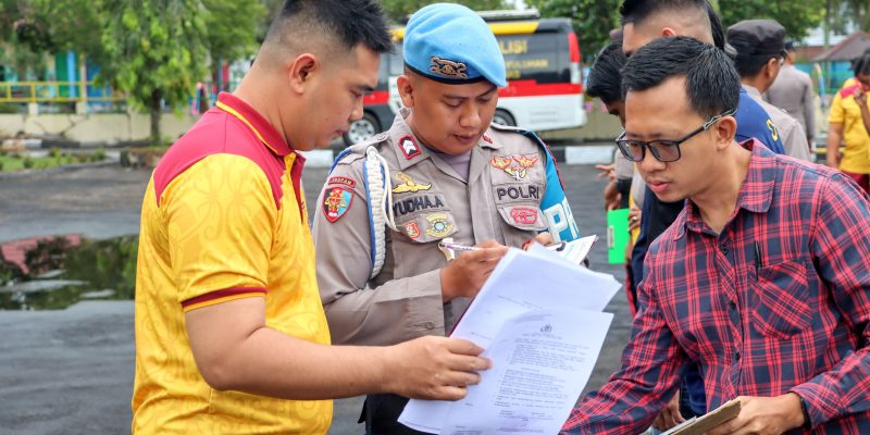 Persiapkan Apel Pagi, Sipropam Polresta Palangka Raya Cek Absensi dari Setiap Satfung