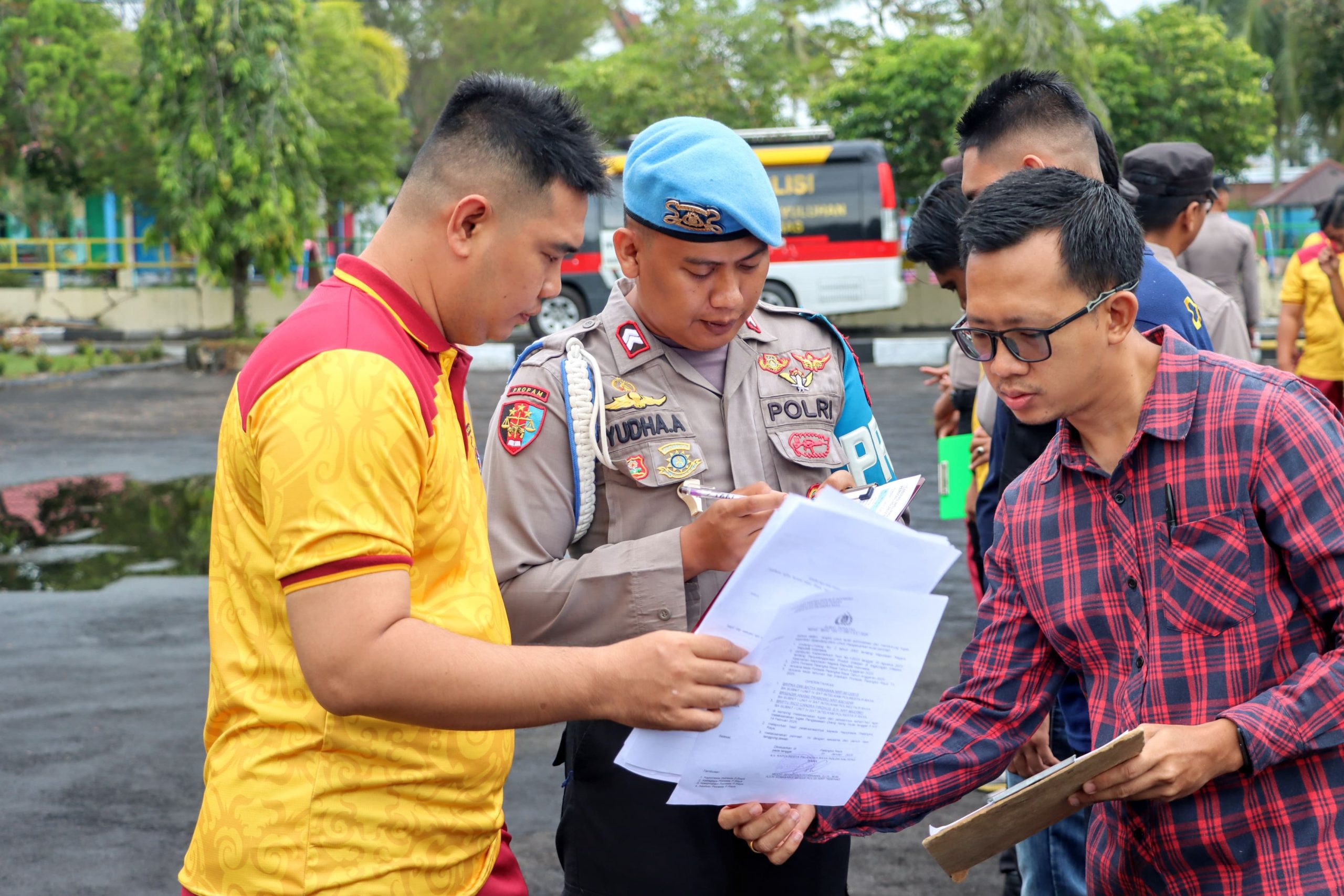Persiapkan Apel Pagi, Sipropam Polresta Palangka Raya Cek Absensi dari Setiap Satfung