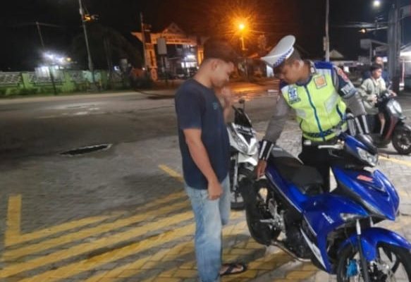 Anggota Satlantas Polresta Palangka Raya Berusaha Cegah Bali di Tangkiling