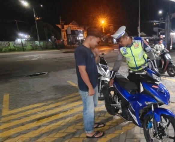 Anggota Satlantas Polresta Palangka Raya Berusaha Cegah Bali di Tangkiling
