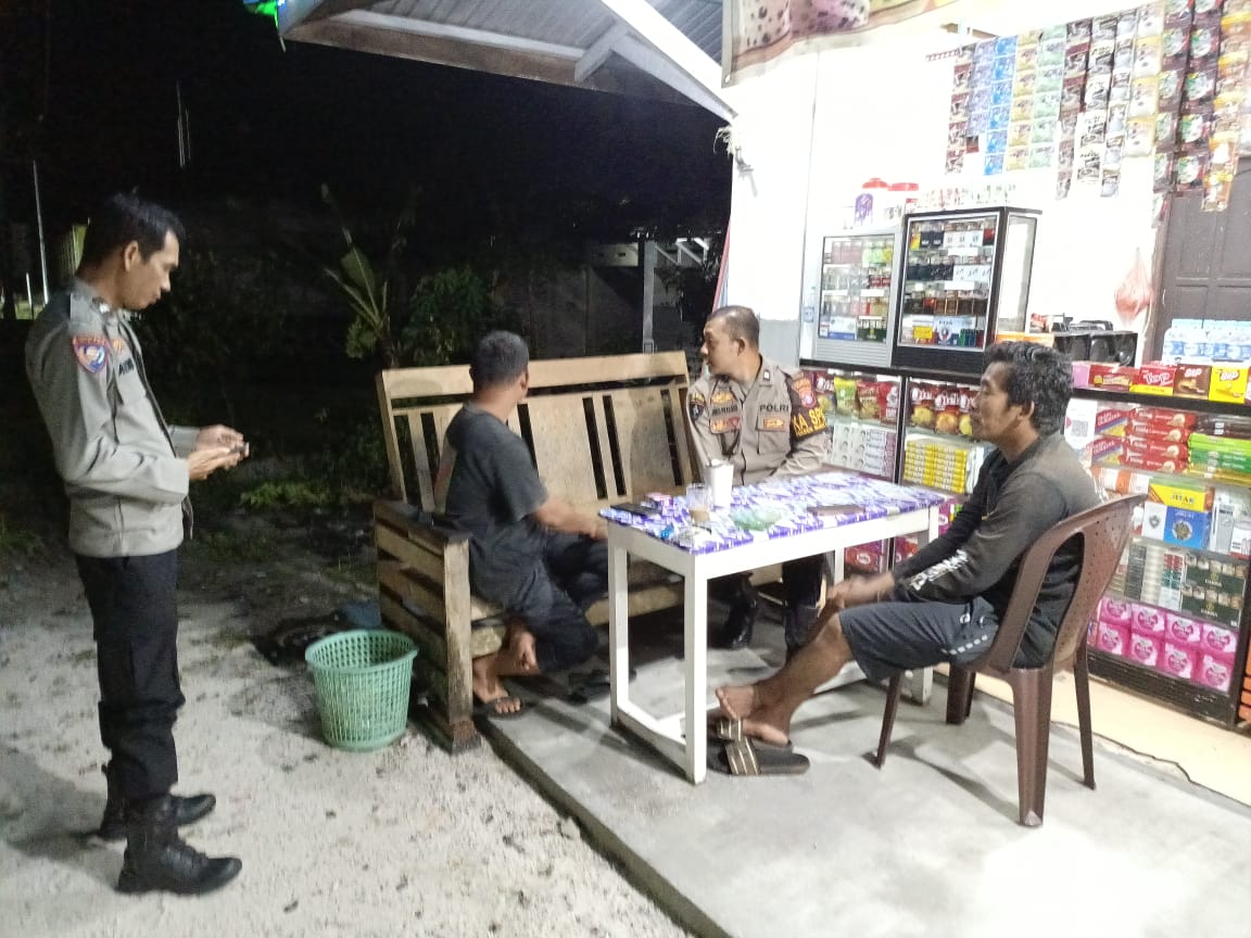 Anggota Polsek Bukit Batu Sambangi Warung di Banturung da Minta Jaga Kamtibmas