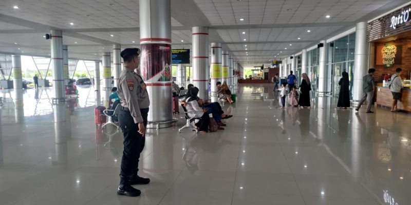 Satpamobvit Polresta Palangka Raya Pastikan Keamanan Bandara Tjilik Riwut Tetap Kondusif