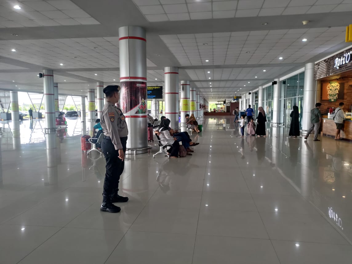 Satpamobvit Polresta Palangka Raya Pastikan Keamanan Bandara Tjilik Riwut Tetap Kondusif