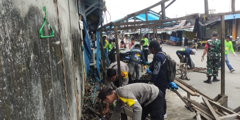 Peringati HPSN, Polsek Pahandut Ikut Gotong Royong Bersihkan Sampah di Komplek Pasar Besar