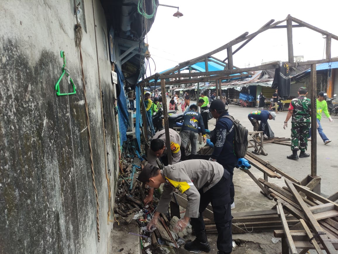 Peringati HPSN, Polsek Pahandut Ikut Gotong Royong Bersihkan Sampah di Komplek Pasar Besar