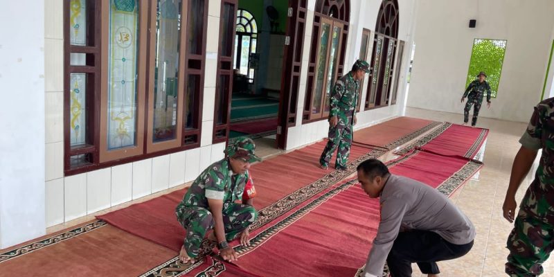 Sambut Ramadhan, Anggota Koramil 1016-02/Bukit Batu Bersama Bhabinkamtibmas Dan Warga Bersihkan Masjid Al Amin