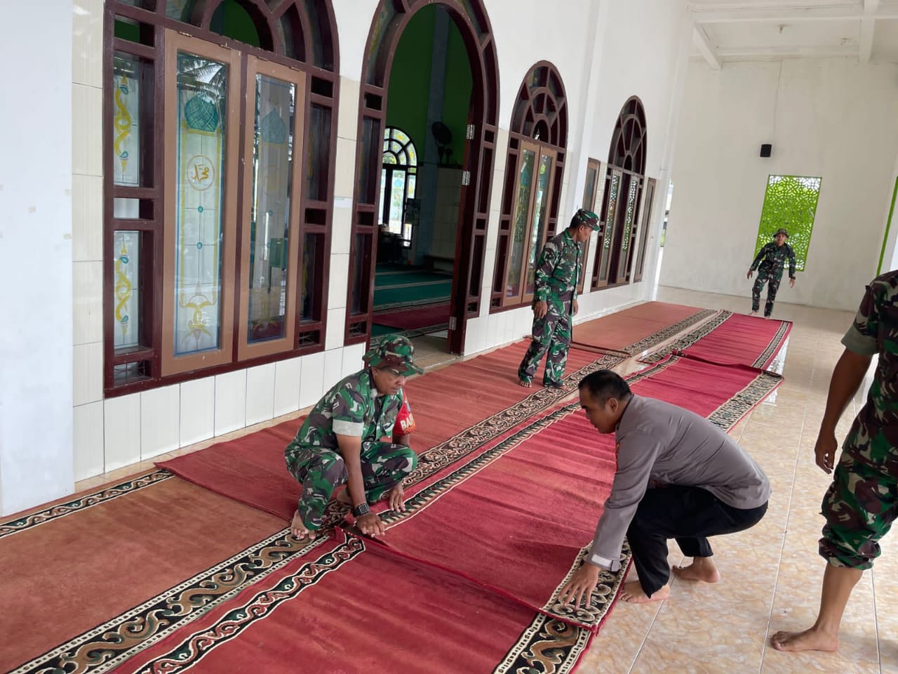 Sambut Ramadhan, Anggota Koramil 1016-02/Bukit Batu Bersama Bhabinkamtibmas Dan Warga Bersihkan Masjid Al Amin