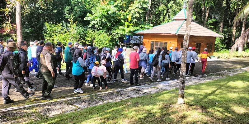 Kolaborasi Indonesia Bersih, Polsek Bukit Batu Gotong Royong Bersihkan TWA Bukit Tangkiling