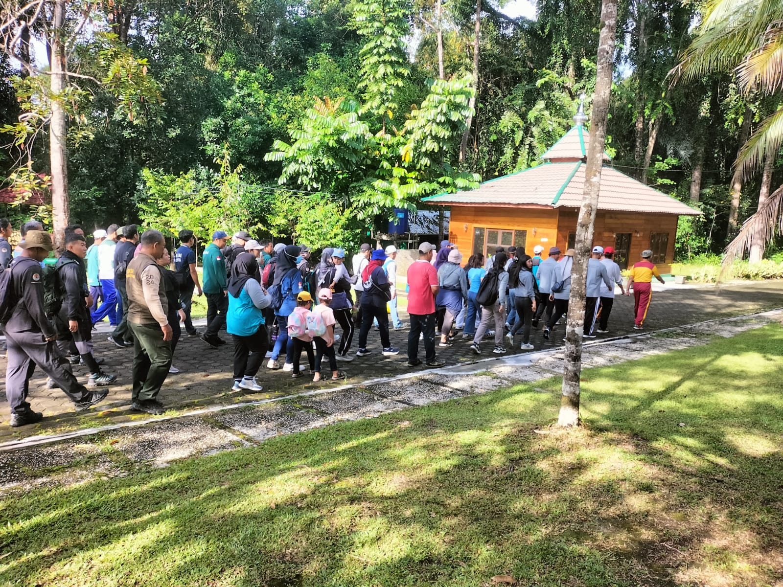 Kolaborasi Indonesia Bersih, Polsek Bukit Batu Gotong Royong Bersihkan TWA Bukit Tangkiling