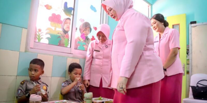 Ketua YKB Jatim Ade Imam Sugianto Kunjungi TK Kemala Bhayangkari 23 Lumajang, Berikan Makan Bergizi Gratis