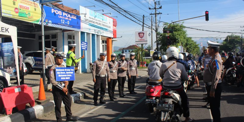 Momen Valentine, Polres Trenggalek Sosialisasi Tertib Lalin dengan Bagi-Bagi Coklat dan Boneka