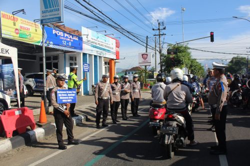 Momen Valentine, Polres Trenggalek Sosialisasi Tertib Lalin dengan Bagi-Bagi Coklat dan Boneka