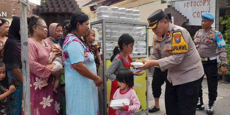 Jumat Berkah, Polisi Berbagi Nasi Kotak untuk Warga di Sidoarjo