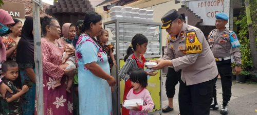 Jumat Berkah, Polisi Berbagi Nasi Kotak untuk Warga di Sidoarjo