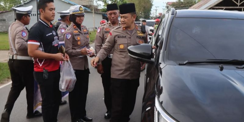 Tebar Kebaikan di Bulan Ramadan, Kapolres Pulpis Bagikan Takjil dan Sosialisasi Tagline Mudik Aman dan Call Center 110 Ke Pengendara