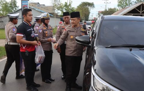 Tebar Kebaikan di Bulan Ramadan, Kapolres Pulpis Bagikan Takjil dan Sosialisasi Tagline Mudik Aman dan Call Center 110 Ke Pengendara