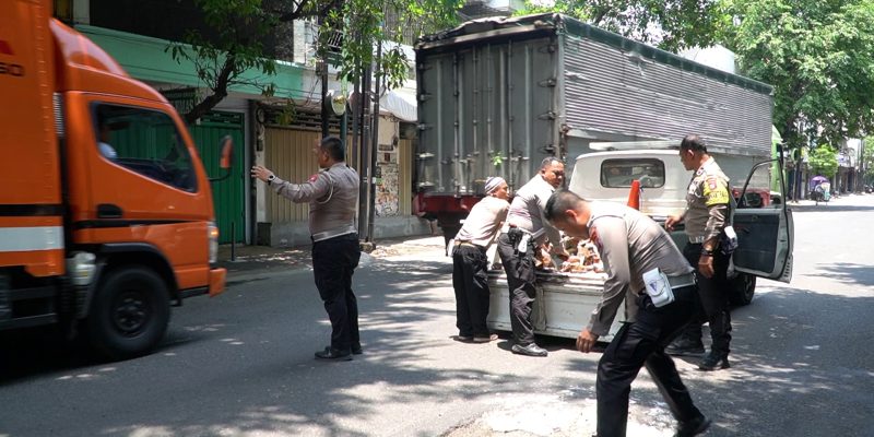 Cegah Laka Lantas, Polisi Tambal Jalan Berlubang di Pasuruan yang Tak Kunjung Diperbaiki