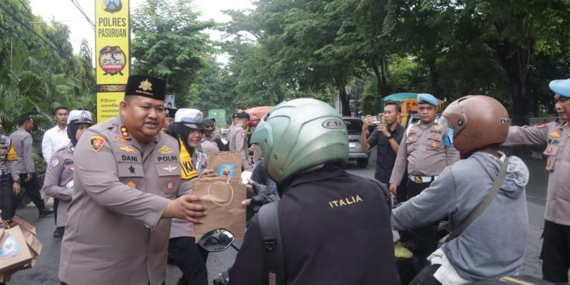 Polres Pasuruan Bagikan 100 Paket Takjil kepada Pengendara