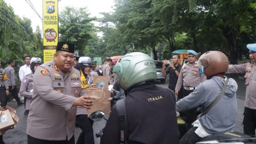 Polres Pasuruan Bagikan 100 Paket Takjil kepada Pengendara
