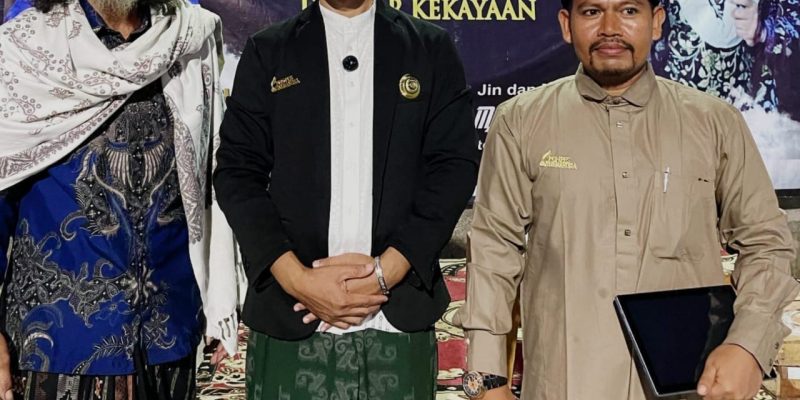 Penyematan “Pin Emas Kamulyan” Dari Ponpes Jin Dan Manusia Kepada Santri