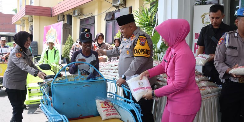 Kapolres Pasuruan Berikan Zakat Fitrah kepada Tukang Becak dan Anak Yatim