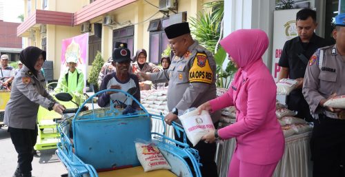 Kapolres Pasuruan Berikan Zakat Fitrah kepada Tukang Becak dan Anak Yatim