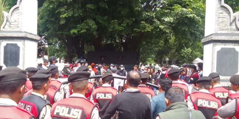 Polres Purwakarta Lakukan Pengamanan Aksi Damai Gerakan Solidaritas Masyarakat Panyindangan Di Pengadilan
