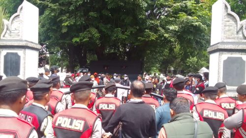 Polres Purwakarta Lakukan Pengamanan Aksi Damai Gerakan Solidaritas Masyarakat Panyindangan Di Pengadilan