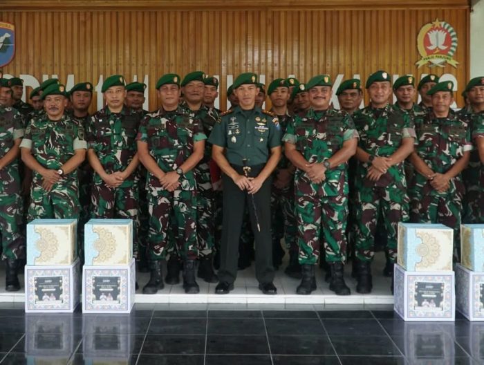 Dandim 1011/Klk Pimpin Apel Pemberangkatan Cuti Gelombang I dan Pembagian Bingkisan Lebaran 1446 H