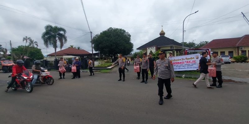 Kapolres lubuklinggau AKBP Bobby Kusumawardhana di Dampingi Kapolsek Lubuklinggau Timur 1 AKP Rodiman Adakan Kagiatan Sosial Berbagi Takjil Berbuka Puasa