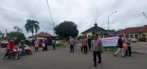 Kapolres lubuklinggau AKBP Bobby Kusumawardhana di Dampingi Kapolsek Lubuklinggau Timur 1 AKP Rodiman Adakan Kagiatan Sosial Berbagi Takjil Berbuka Puasa