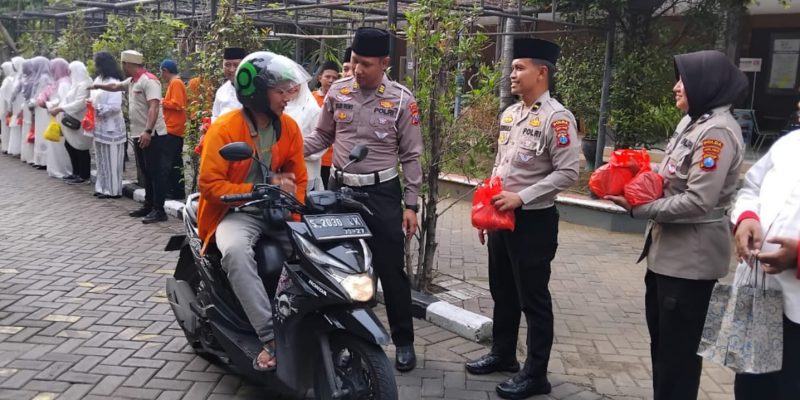 KB Samsat Surabaya Timur Bagi-bagi Takjil 300 Paket Kepada Masyarakat