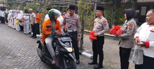 KB Samsat Surabaya Timur Bagi-bagi Takjil 300 Paket Kepada Masyarakat