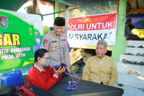 Ditpolairud Polda Jatim Gelar “PEGAR”, Peduli Kesehatan Warga Nelayan di Bulan Ramadhan