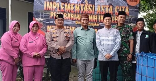 Galakkan Ketahanan Pangan, Kapolsek Purwodadi Tebar Ribuan Benih Ikan di Mapolsek