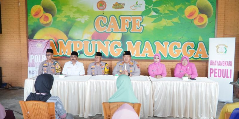 Warga Curhat Kamtibmas ke Kapolres Pasuruan di Desa Wisata Kampung Mangga