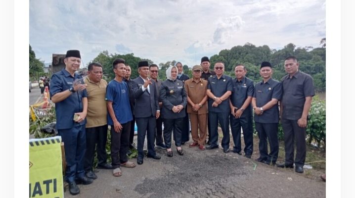 Bupati Musi Rawas, Hj Ratna Machmud di Dampingi Wakil Bupati Musi Rawas, H Suprayitno, SH Meninjau Jalan dan Rumah