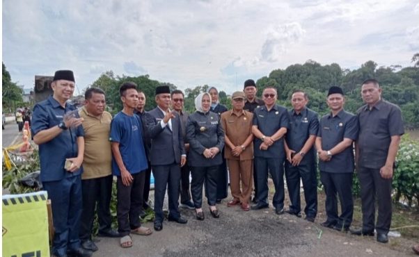 Bupati Musi Rawas, Hj Ratna Machmud di Dampingi Wakil Bupati Musi Rawas, H Suprayitno, SH Meninjau Jalan dan Rumah