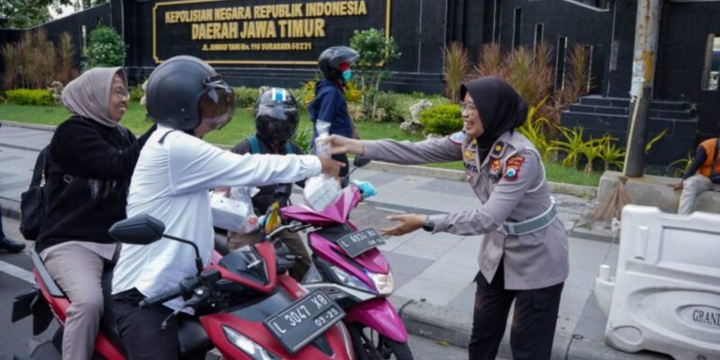 Berbagi Takjil Jelang Buka Puasa, Ditlantas Polda Jatim Ajak Masyarakat Tertib Berlalu Lintas