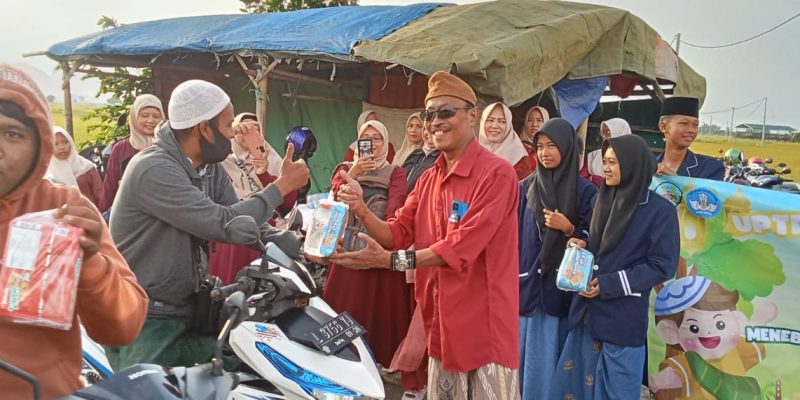 Berbagi Takjil di Bulan Suci Ramadhan UPTD SMPN 3 Burneh Kepada masyarakat