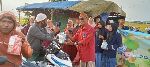 Berbagi Takjil di Bulan Suci Ramadhan UPTD SMPN 3 Burneh Kepada masyarakat