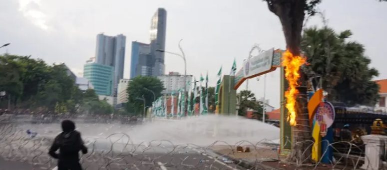 Demo Tolak UU TNI di Surabaya Ricuh: Massa Lempar Batu, Petasan hingga Molotov ke Arah Petugas