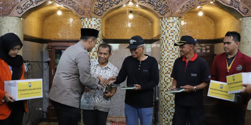 Baksos Polri Presisi Polresta Malang Kota Bersama Mahasiswa Bersihkan Masjid Hingga Beri Bantuan Sembako