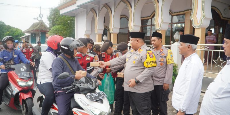 Kapolres Pasuruan Gelar Curhat Kamtibmas dan Safari Ramadhan di Masjid Al-Mustakim Raci