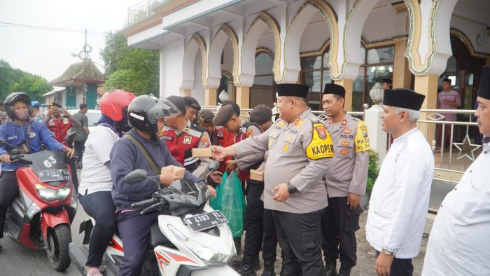 Kapolres Pasuruan Gelar Curhat Kamtibmas dan Safari Ramadhan di Masjid Al-Mustakim Raci