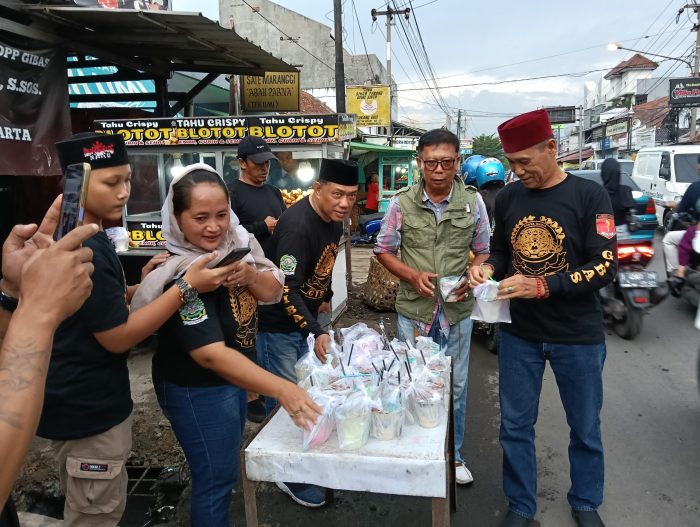 Ramadhan Berkah Ketua Gibas Resort H. Asep Ceno Beserta Beberapa Ketua Sektor Berbagi Ratusan Bungkus Takzil